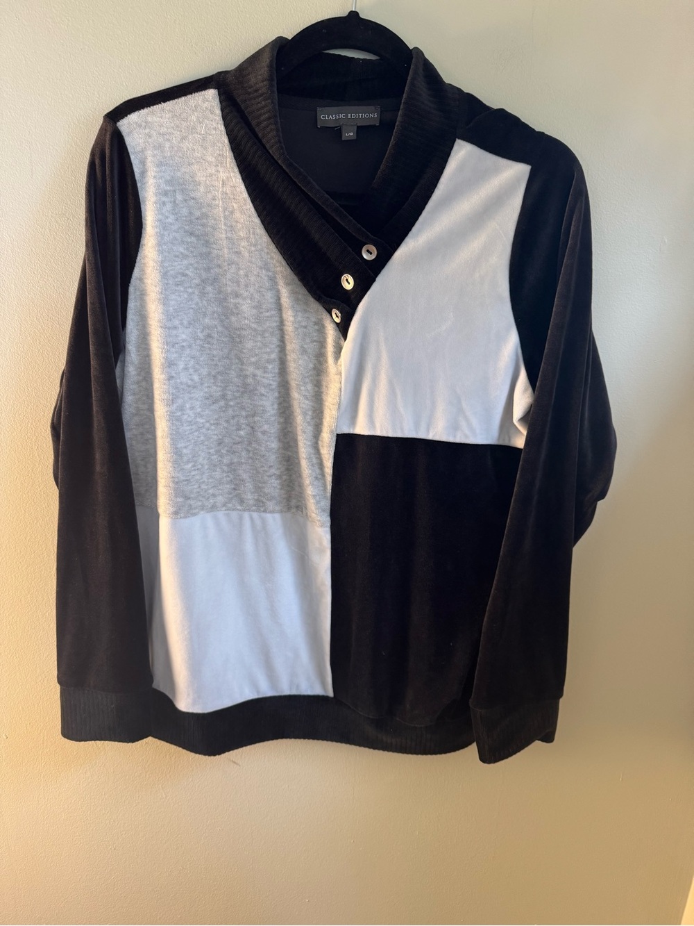 CLASSIC EDITIONS Women's Velour Color Block Pullover Sweater Black Gray White LG